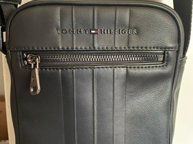 Tommy Hilfiger olkalaukku, Laukut ja hatut, Asusteet ja kellot, Kouvola, Tori.fi Tommy Hilfiger olkalaukku, Laukut ja hatut, Asusteet ja kellot, Kouvola, Tori.fi