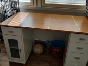 Laadukas koulupöytä, Hyllyt ja säilytys, Sisustus ja huonekalut, Lappeenranta, Tori.fi Laadukas koulupöytä, Hyllyt ja säilytys, Sisustus ja huonekalut, Lappeenranta, Tori.fi