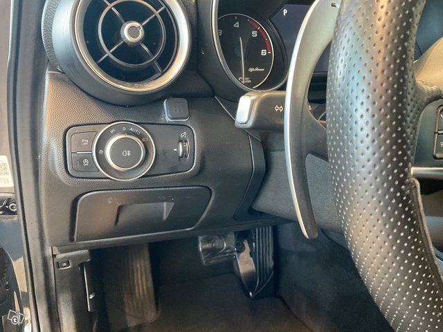 Alfa Romeo Giulia 13
