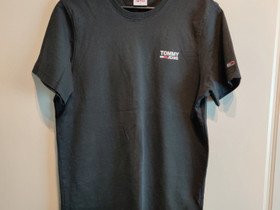 Tommy Jeans t-paitoja, Vaatteet ja kengät, Seinäjoki, Tori.fi Tommy Jeans t-paitoja, Vaatteet ja kengät, Seinäjoki, Tori.fi