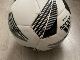 Adidaksen 5koon jalkapallo, Jalkapallo, Urheilu ja ulkoilu, Oulu, Tori.fi Adidaksen 5koon jalkapallo, Jalkapallo, Urheilu ja ulkoilu, Oulu, Tori.fi