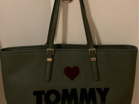 Tommy Hilfiger laukku, Laukut ja hatut, Asusteet ja kellot, Lahti, Tori.fi Tommy Hilfiger laukku, Laukut ja hatut, Asusteet ja kellot, Lahti, Tori.fi