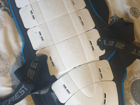 Everest selkäpanssari, Ajoasut, kengät ja kypärät, Mototarvikkeet ja varaosat, Lohja, Tori.fi Everest selkäpanssari, Ajoasut, kengät ja kypärät, Mototarvikkeet ja varaosat, Lohja, Tori.fi