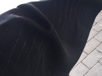 Musta kangas kimaltavat raidat