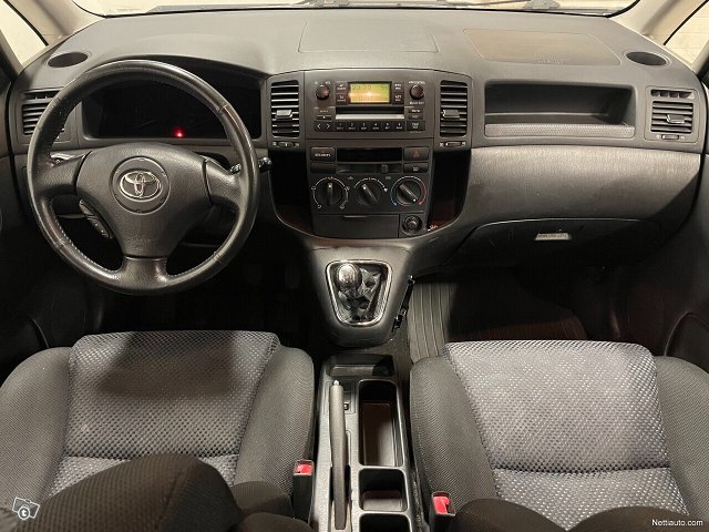 Toyota Corolla Verso 8