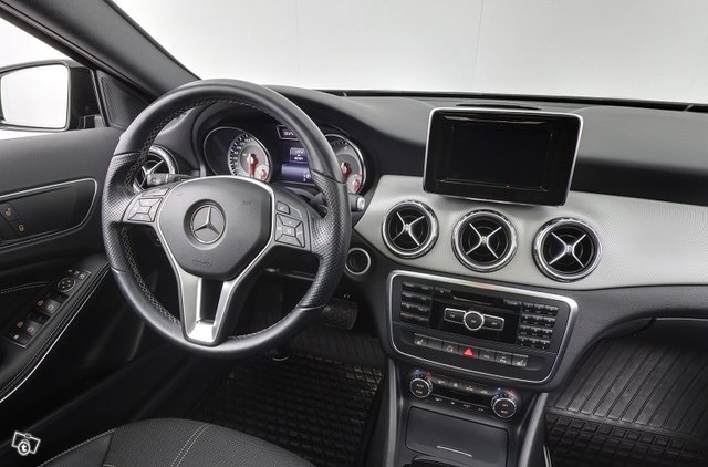 Mercedes-Benz GLA 12