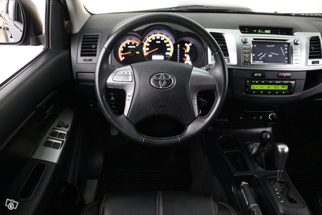 Toyota Hilux 16