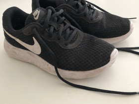 Nike lenkkarit, Lastenvaatteet ja kengät, Kajaani, Tori.fi Nike lenkkarit, Lastenvaatteet ja kengät, Kajaani, Tori.fi