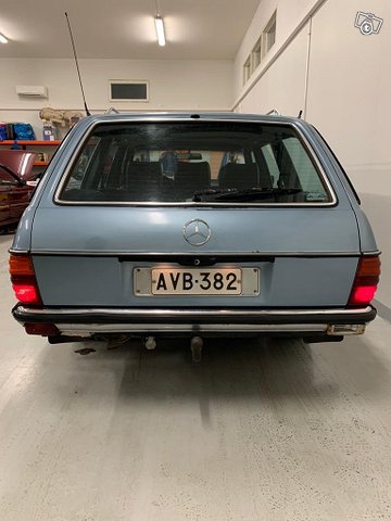 Mercedes-Benz 200 13
