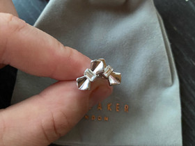Ted Baker korvakorut, Kellot ja korut, Asusteet ja kellot, Vihti, Tori.fi Ted Baker korvakorut, Kellot ja korut, Asusteet ja kellot, Vihti, Tori.fi