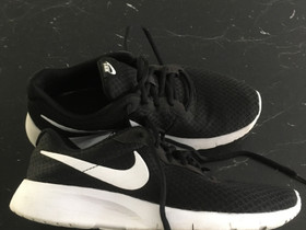 Nike lenkkarit koko 39, Vaatteet ja kengät, Kangasala, Tori.fi Nike lenkkarit koko 39, Vaatteet ja kengät, Kangasala, Tori.fi