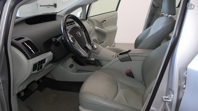 Toyota Prius Phev 14
