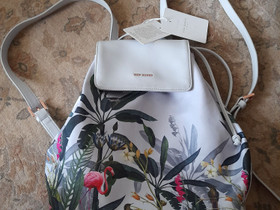 Ted Baker reppu, Laukut ja hatut, Asusteet ja kellot, Ähtäri, Tori.fi Ted Baker reppu, Laukut ja hatut, Asusteet ja kellot, Ähtäri, Tori.fi