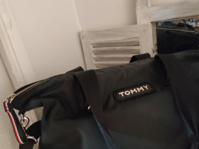 Tommy Hilfiger laukku, Laukut ja hatut, Asusteet ja kellot, Ylöjärvi, Tori.fi Tommy Hilfiger laukku, Laukut ja hatut, Asusteet ja kellot, Ylöjärvi, Tori.fi