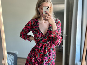 Kukkakuviollinen mekko, Vaatteet ja kengät, Lahti, Tori.fi Kukkakuviollinen mekko, Vaatteet ja kengät, Lahti, Tori.fi