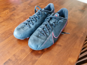 Nike-nappikset, 36.5, Jalkapallo, Urheilu ja ulkoilu, Pori, Tori.fi Nike-nappikset, 36.5, Jalkapallo, Urheilu ja ulkoilu, Pori, Tori.fi