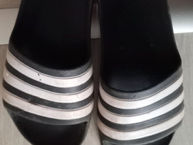Adidaksen läpsyt, koko n.34, Lastenvaatteet ja kengät, Kajaani, Tori.fi Adidaksen läpsyt, koko n.34, Lastenvaatteet ja kengät, Kajaani, Tori.fi
