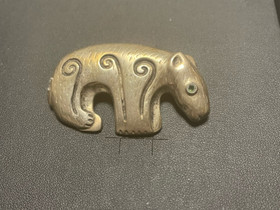 Kalevala Koru Kalevankarhu-rintakoru Hopea, Kellot ja korut, Asusteet ja kellot, Äänekoski, Tori.fi Kalevala Koru Kalevankarhu-rintakoru Hopea, Kellot ja korut, Asusteet ja kellot, Äänekoski, Tori.fi