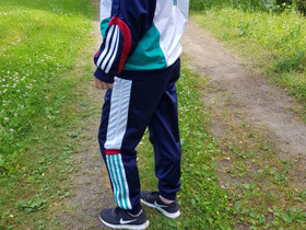 Adidas verkkapuku 1990-luvulta, Muu urheilu ja ulkoilu, Urheilu ja ulkoilu, Savonlinna, Tori.fi Adidas verkkapuku 1990-luvulta, Muu urheilu ja ulkoilu, Urheilu ja ulkoilu, Savonlinna, Tori.fi
