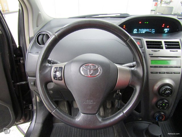 Toyota Yaris 8