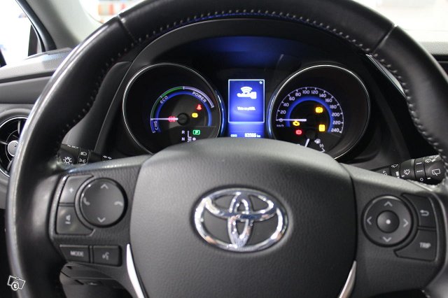 Toyota AURIS 9