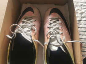 Nike nappikset 42.5, Pallopelit, Urheilu ja ulkoilu, Pori, Tori.fi Nike nappikset 42.5, Pallopelit, Urheilu ja ulkoilu, Pori, Tori.fi