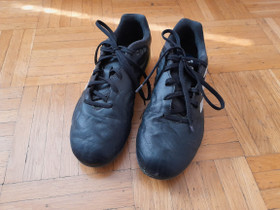 Adidas nappikset, koko 36, Jalkapallo, Urheilu ja ulkoilu, Pori, Tori.fi Adidas nappikset, koko 36, Jalkapallo, Urheilu ja ulkoilu, Pori, Tori.fi