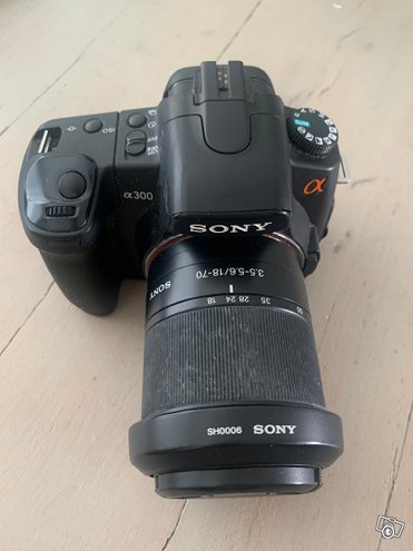 Sonyn a300 järjestelmäkamera ja Minolta af50
