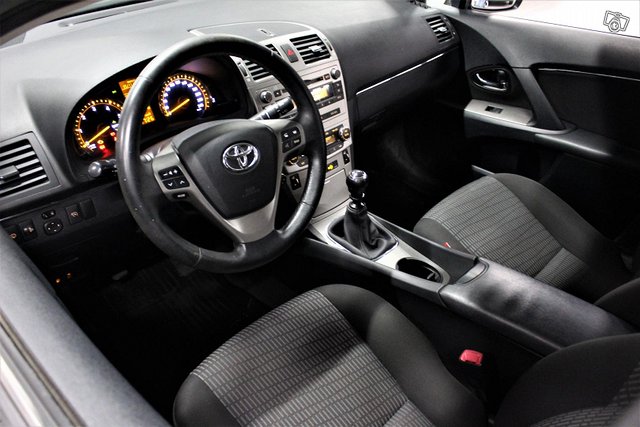 Toyota Avensis 4