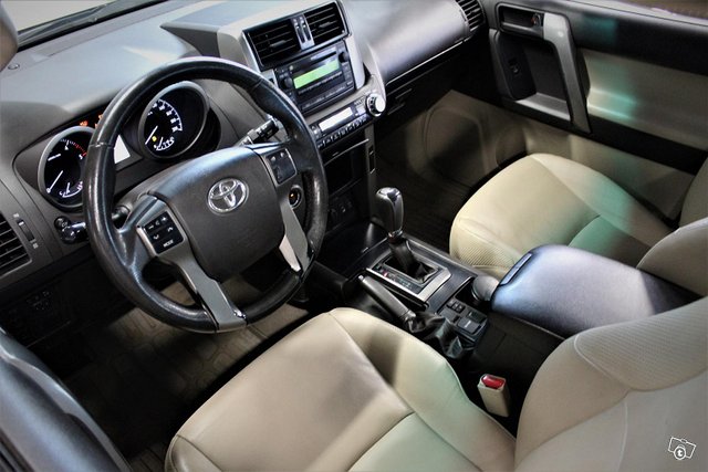 Toyota Land Cruiser 4