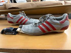 Adidas monot ja siteet - retro, Hiihto, Urheilu ja ulkoilu, Hyvinkää, Tori.fi Adidas monot ja siteet - retro, Hiihto, Urheilu ja ulkoilu, Hyvinkää, Tori.fi