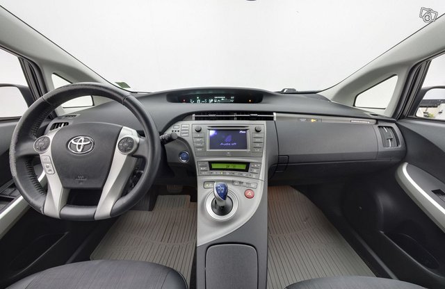 Toyota Prius PHEV 11