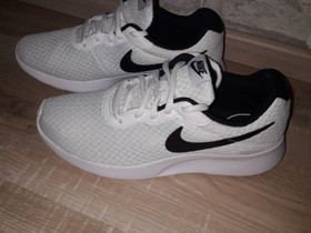 Nike Tanjun 37,5, Juoksu ja lenkkeily, Urheilu ja ulkoilu, Imatra, Tori.fi Nike Tanjun 37,5, Juoksu ja lenkkeily, Urheilu ja ulkoilu, Imatra, Tori.fi