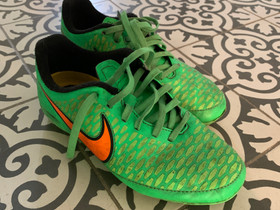 Nike nappikset 34, Jalkapallo, Urheilu ja ulkoilu, Helsinki, Tori.fi Nike nappikset 34, Jalkapallo, Urheilu ja ulkoilu, Helsinki, Tori.fi