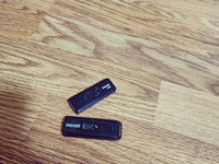 USB-muistitikut (4GB + 1GB)