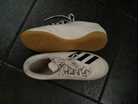 Adidas sisäpeli kengät koko 39 1/3, Pallopelit, Urheilu ja ulkoilu, Pori, Tori.fi Adidas sisäpeli kengät koko 39 1/3, Pallopelit, Urheilu ja ulkoilu, Pori, Tori.fi