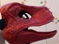 Dino-maski avautuvalla suulla
