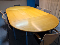 Neuvotteluhuoneen pöytä ja 6 tuolia