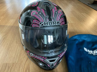 S-kokoinen Sharkin kypärä
