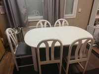 Pöytä ja 5 tuolia