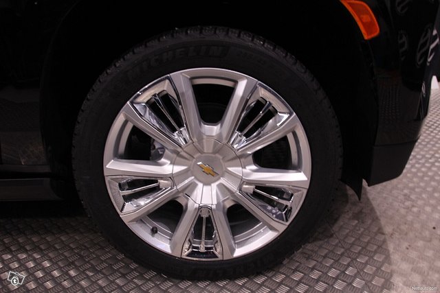 Chevrolet Suburban 11