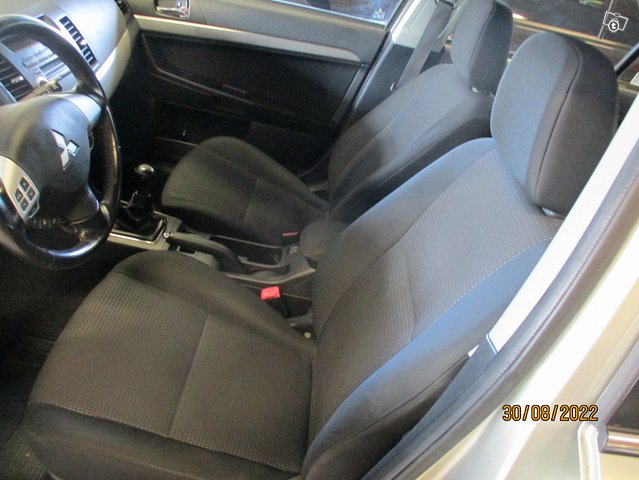 Mitsubishi LANCER 8