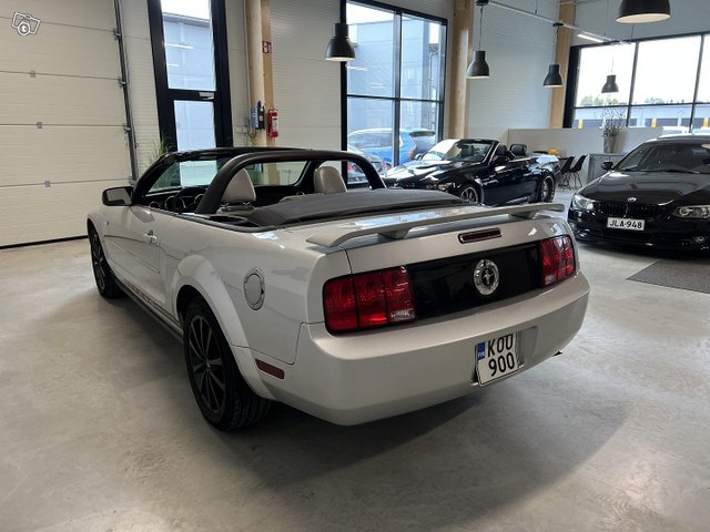 Ford Mustang 4