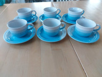 Siniset kultakeramiikan kahviastiasto