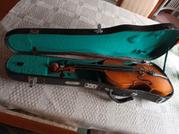 Pienelle viululle kotelo ja viulu koristeeksi