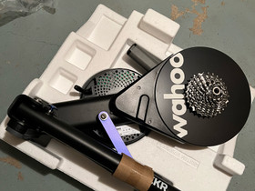 Wahoo Kickr V5 + kickr mat, Pyörätarvikkeet ja kypärät, Polkupyörät ja pyöräily, Espoo, Tori.fi Wahoo Kickr V5 + kickr mat, Pyörätarvikkeet ja kypärät, Polkupyörät ja pyöräily, Espoo, Tori.fi