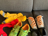 Adidas jalkapallokengät koko 32 plus suojat