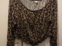 H&M leopardi lyhytmallinen paita L