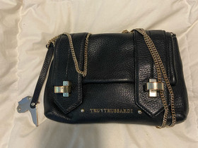 Trussardi nahkalaukku, Laukut ja hatut, Asusteet ja kellot, Helsinki, Tori.fi Trussardi nahkalaukku, Laukut ja hatut, Asusteet ja kellot, Helsinki, Tori.fi