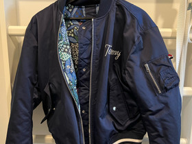 Tommy Hilfiger kääntö bomber takki, Vaatteet ja kengät, Kangasala, Tori.fi Tommy Hilfiger kääntö bomber takki, Vaatteet ja kengät, Kangasala, Tori.fi